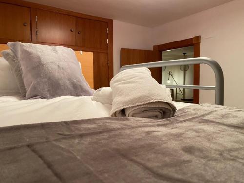 Tempat tidur dalam kamar di Ático con vistas increibles a pie de pista y garaje incluido