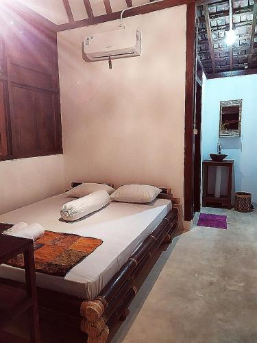 เตียงในห้องที่ Omah Kampong