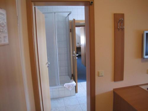 ケルペンにあるHotel Am Weyerhofのバスルーム(シャワー、ガラスドア付)