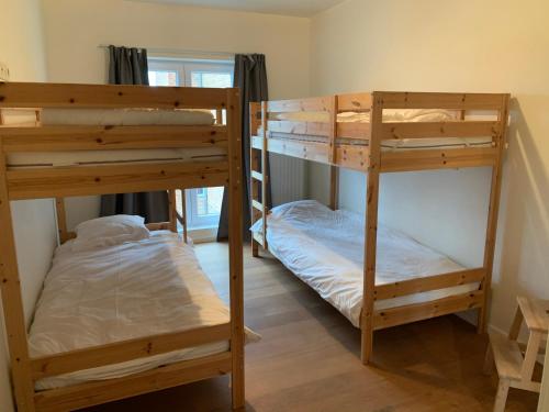 2 stapelbedden in een kamer met een bed bij Appartement Delmare in De Panne