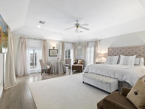 1 dormitorio blanco con 1 cama y sala de estar en Villa Noyaan - Luxury with pool en Southampton