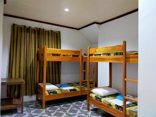 מיטה או מיטות קומותיים בחדר ב-Pacifico Seaside Lodge