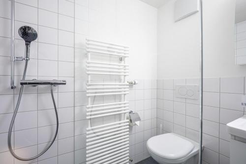 フリムスにあるResidenza Quadra B223のバスルーム(シャワー、トイレ、タオル付)