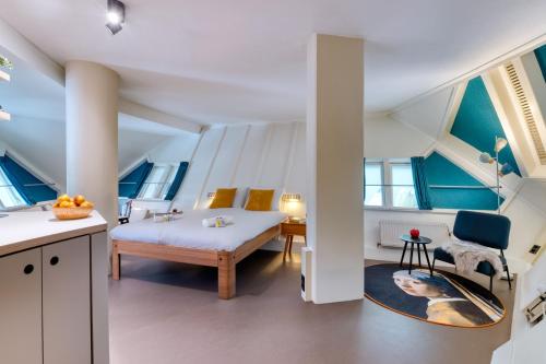 Stayokay Hostel Rotterdam في روتردام: غرفة بسرير وطاولة