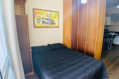 1 dormitorio pequeño con 1 cama y armario en Apartamento com vista para o mar e wi-fi - HB21F, en Florianópolis