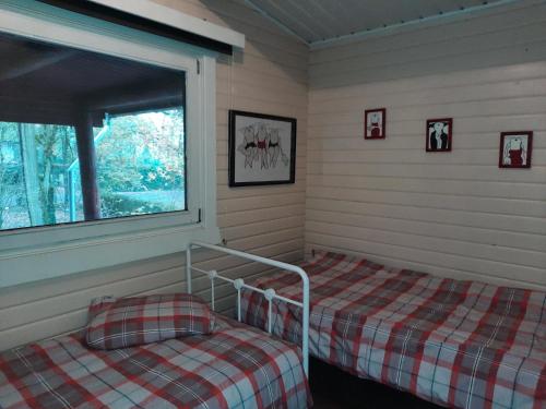 Tempat tidur dalam kamar di Scottish Wood Lodge