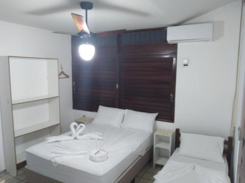 Una cama o camas en una habitación de O Portuga Pousada