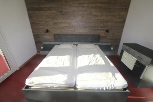 a large bed in a room with at juhui Arosa in Arosa