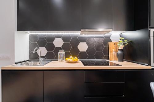 A kitchen or kitchenette at EdSam Madrid Apartments Black