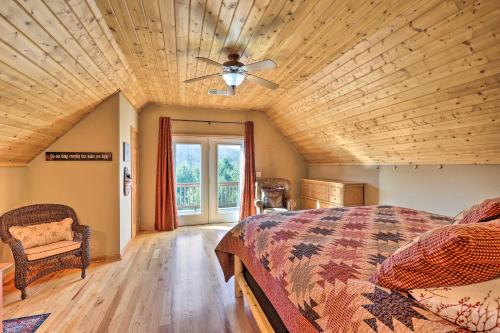 Schlafzimmer mit einem Bett und einem Deckenventilator in der Unterkunft Spacious Mountain-View Manor with Easy River Access! in Piney Creek