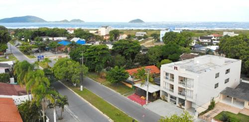 une vue aérienne sur une ville avec un bâtiment blanc dans l'établissement Residencial Dona Clara, à Pontal do Paraná