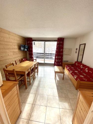 Großes Zimmer mit einem Tisch, Stühlen und einem Sofa in der Unterkunft Boost Your Immo Prapelier Les Deux Alpes 430 in Les Deux Alpes