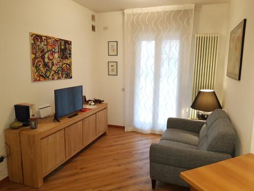 ein Wohnzimmer mit einem Sofa und einem Flachbild-TV in der Unterkunft Guest House Marco Polo in Vicenza
