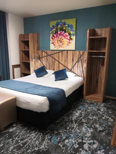 Ein Bett oder Betten in einem Zimmer der Unterkunft The Originals City, Archotel, Sens