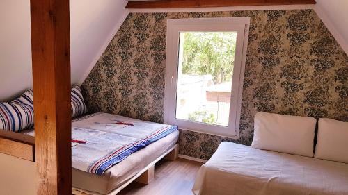 a bedroom with a bunk bed and a window at Doppelhaushälfte Ostwind vom Naturhof Usedom in Bannemin