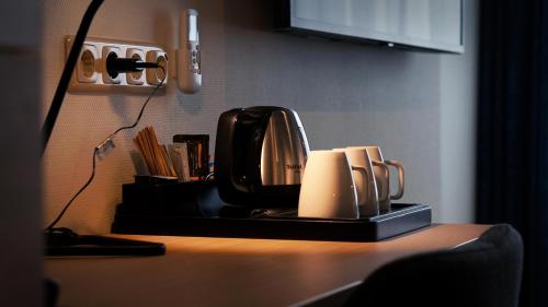 
a kitchen counter with a coffee maker and a microwave at Hotel Oepkes in West-Terschelling
