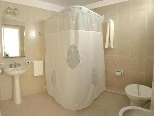
A bathroom at Hotel Patio del Mar

