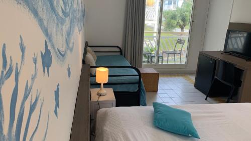pokój hotelowy z dwoma łóżkami i telewizorem w obiekcie Caribluewave Studio Corail w mieście Saint-François