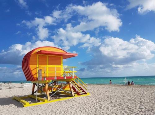 - un poste de sauvetage sur la plage dans l'établissement 2 Bedroom Ocean Drive Newly Renovated, à Miami Beach