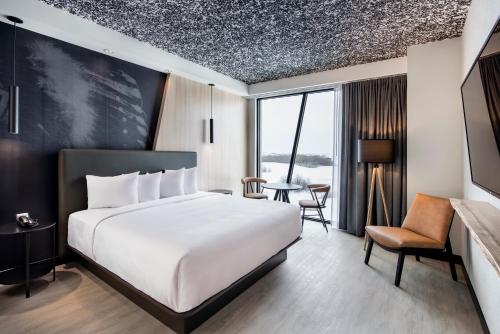 um quarto de hotel com uma cama e uma secretária em Dakota Dunes Resort em Dundurn