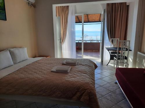 Ένα ή περισσότερα κρεβάτια σε δωμάτιο στο Nate Apartments