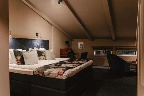 a bedroom with a large bed in a room at Hotell Viktors in Sälen