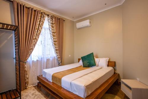 Kinga Homes Boutique Hotel tesisinde bir odada yatak veya yataklar