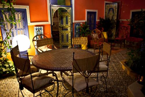 ห้องอาหารหรือที่รับประทานอาหารของ Riad 7 Rijal Marrakech
