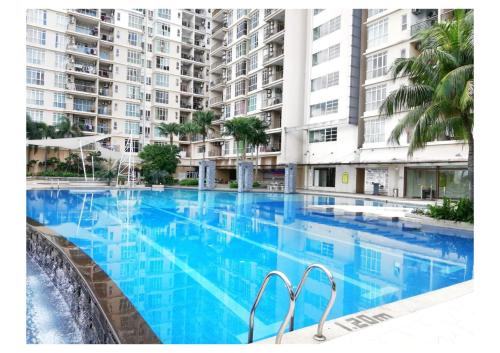 a large swimming pool in the middle of a building at Subang City Residence, 8-9 pax with Balcony, Walking Distance to Summit, 5min to Sunway in Subang Jaya