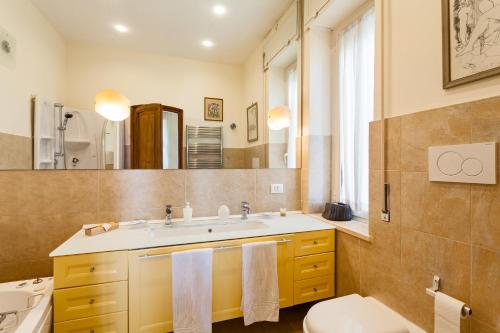 bagno con lavandino, servizi igienici e specchio di Villa Sole di Capri - Vista Mare a Massa Lubrense