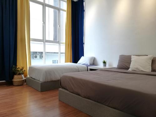 1 dormitorio con 2 camas y ventana grande en Subang City Residence, 8-9 pax with Balcony, Walking Distance to Summit, 5min to Sunway, en Subang Jaya