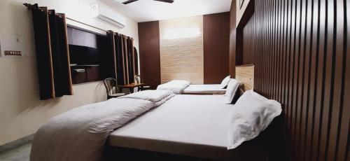 Кровать или кровати в номере Gokul guest house