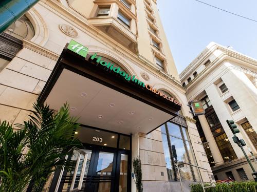 ニューオーリンズにあるHoliday Inn Club Vacations New Orleans Resort, an IHG Hotelの看板の建物正面