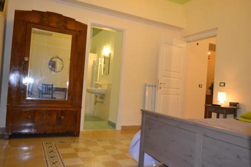 Un dormitorio con una cama y una puerta y un baño. en B&B Palazzo Corvino, en Palermo