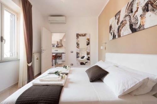 een grote witte slaapkamer met een groot bed in een kamer bij WiFi Superfast!Close to Statue of David! in Florence