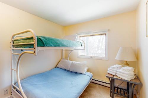 Katil dua tingkat atau katil-katil dua tingkat dalam bilik di Trailside Retreat