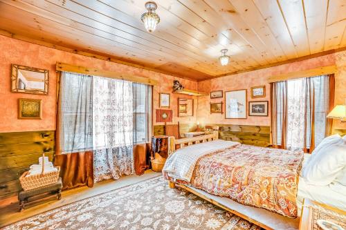 Giường trong phòng chung tại The Bear Lodge
