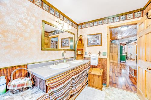 een badkamer met 2 wastafels en een spiegel bij The Bear Lodge in North River