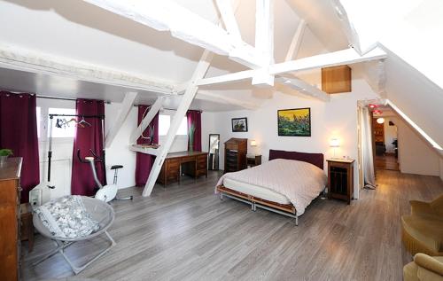 Appartement de 2 chambres avec piscine partagee jardin clos et wifi a Vernou sur Brenneにあるベッド