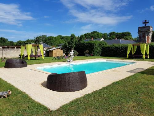 Appartement de 2 chambres avec piscine partagee jardin clos et wifi a Vernou sur Brenneの敷地内または近くにあるプール