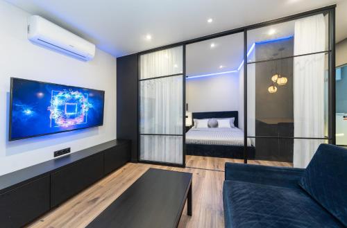 En tv och/eller ett underhållningssystem på Modern loft style apartment