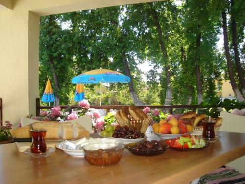 Ein Tisch mit einem Haufen Essen drauf. in der Unterkunft Begonville Villa in Koycegiz