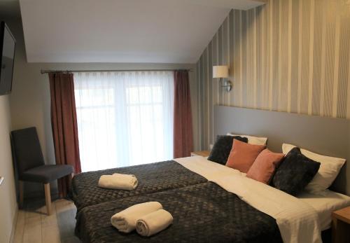 ein Schlafzimmer mit einem großen Bett mit Handtüchern darauf in der Unterkunft Apartament Czarna Góra S26 in Heudorf