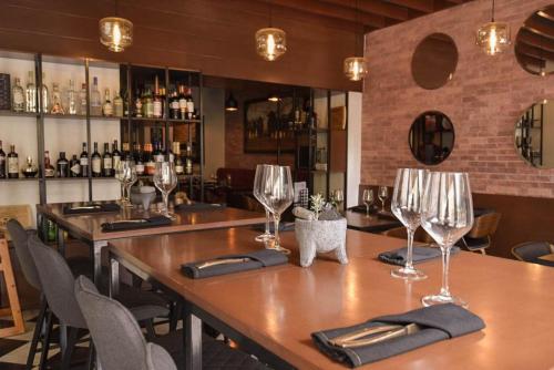 una mesa en un restaurante con copas de vino. en Casa Lucia Hotel Boutique, en Mérida
