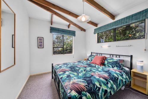 เตียงในห้องที่ Waimea Cottage - Waikanae Holiday Home