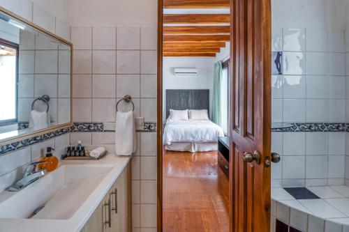 Ванна кімната в Bay Villas