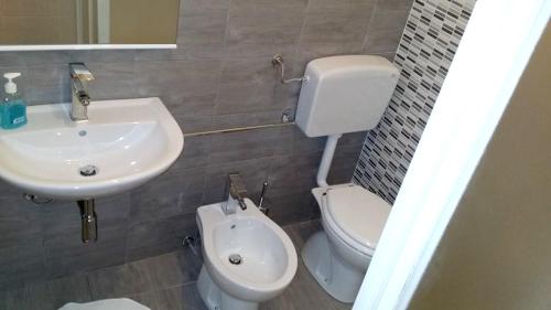 A bathroom at Charming House in Ragusa + City View