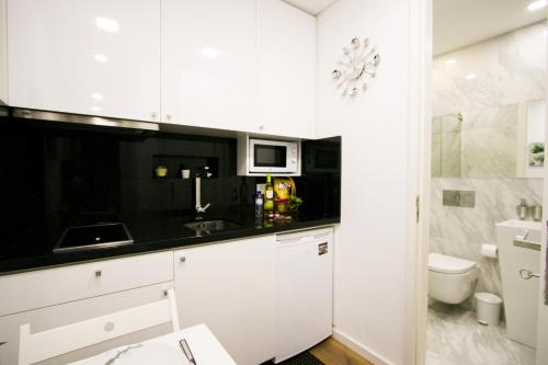 A kitchen or kitchenette at Bruval Premium Apartments - Sé Porto