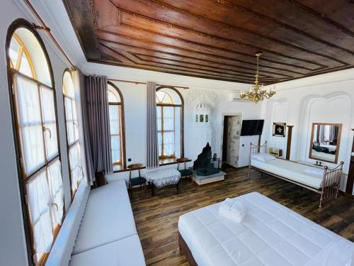 Un dormitorio con una cama y una sala de estar. en Boutique Hotel Praga, en Gjirokastra