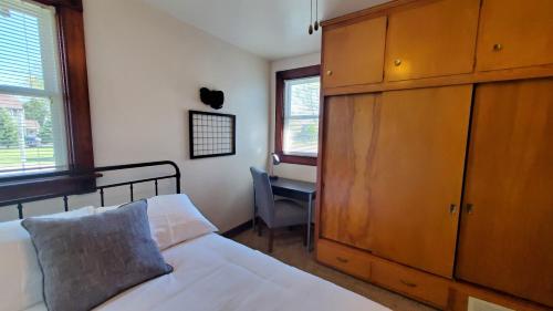 Postel nebo postele na pokoji v ubytování Fully Furnished 2 Bed / 1 Bath - Downtown Appleton